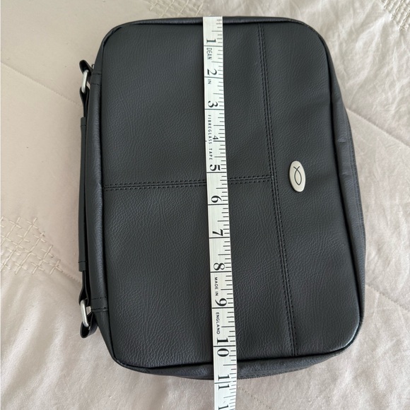 LIKE NEW Bible cover/carrier has pockets & storage, includes highlighter. - Picture 10 of 10